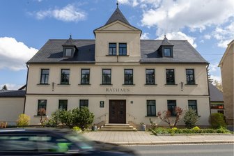 Ort im Vogtland sucht weiterhin Käufer für denkmalgeschütztes Rathaus - Für das alte Rathaus in Ellefeld wird weiterhin ein Käufer gesucht.