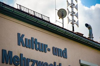 Orte wollen Sirenen erneuern - Auf der Kultur- und Mehrzweckhalle in Frankenstein ist bereits eine moderne Sirene installiert, die weiter reicht als ihre Vorgänger. Orte zwischen Freiberg und Chemnitz wünschen sich ähnliche Anlagen. 