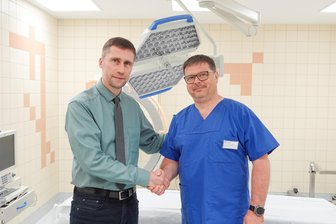 Orthopädiepraxis zieht mit neuem Chef von Lugau nach Leukersdorf - Falk Wagner, Stellvertretender Geschäftsführer der DRK-Krankenhäuser (l.), begrüßt Oberarzt Gerrit Bernhardt.