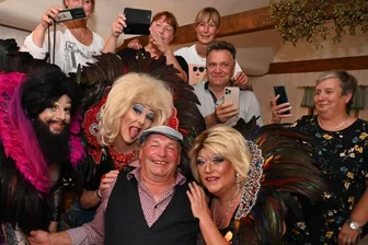 Ortmannsdorf avanciert zum St. Pauli des Mülsengrundes - Dieter Unger fühlt sich sichtlich wohl zwischen den drei Travestiekünstlern, die am Donnerstagabend vor kleinem Publikum ein Stück St.-Pauli-Flair in den Gasthof "Zur Schmiede" in Ortmannsdorf brachten.