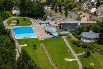 Das Waldbad Brunn soll zum reinen Freibad rückgebaut werden. Neben dem Abriss der Halle schließt das die Sanierung bzw. den Neubau von Springer-, Schwimmer-, Nichtschwimmer- und Babybecken ein.  