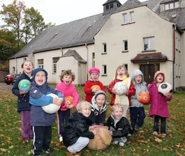 Kindergarten-Kinder vor Turnhalle