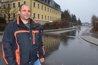 Ortschef hofft auf Fortschritte beim Bau der Chemnitzer Straße - Das Foto zeigt ihn am neu ausgebauten Abschnitt der Chemnitzer Straße. Die Fortführung des Projekts zählt zu den wichtigsten Vorhaben der Gemeinde in diesem Jahr.
