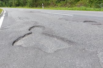 Ortsdurchfahrt B 283 in Zwota: Löcherflickung nach der „Urlaubswelle“ vorgesehen - In vielen Abschnitten eine Holperpiste ist die B 283 in der Ortsdurchfahrt Zwota.