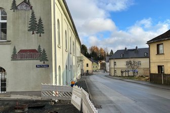 Ortsdurchfahrt Bad Brambach wieder frei - Die seit September vor dem Rathaus Bad Brambach gesperrte Adorfer Straße ist wieder frei.