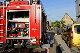 Ortsdurchfahrt bei Chemnitz wegen Feuerwehreinsatz dicht - Feuerwehreinsatz am Montagabend inKöthensdorf. Wegen der engen Straßenverhältnisse war die Straße zur B107 gesperrt.