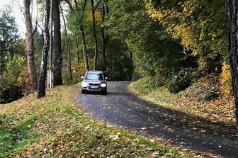 Ortsdurchfahrt Bösenbrunn: Bau hängt am seidenen Faden - Die Ortsdurchfahrt Bösenbrunn ist schmal und in schlechtem Zustand. Einen Fußweg gibt es nur auf einem kleinen Teilabschnitt.