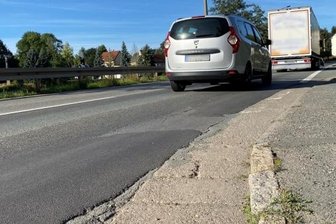 Ortsdurchfahrt Gablenz ab Dienstag komplett dicht - Ab Dienstagnachmittag ist Gablenz dicht. Dann beseitigen die Bauleute die Schäden, bringen die Straßenentwässerung in Ordnung. 