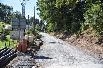Ortsdurchfahrt Hundsgrün ist wieder frei - Die Oelsnitzer Straße in Hundsgrün, hier der zweite Bauabschnitt, ist seit Freitag für den Verkehr frei.