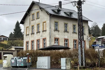 Ortsdurchfahrt Hundsgrün zweieinhalb Monate dicht - Ab der Ex-Gaststätte Blechnapf (Foto) ist die Oelsnitzer Straße in Hundsgrün in Richtung Eichigt bis Ende Mai zu.