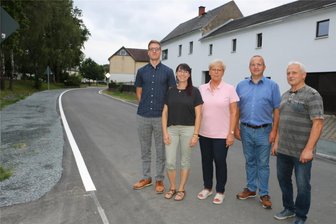 Ortsdurchfahrt in Ordnung gebracht - doch Ranspacher bangen: War das schon alles? - Auf der instand gesetzten Ortsdurchfahrt Ranspach: Louis Seifert (l.) und Holger Quendt (2. v. r.) vom Landesamt für Straßenbau und Verkehr mit Ortsvorsteherin Gudrun Müller (Mitte) sowie Anke Haase und Lothar Müller vom Ranspacher Ortschaftsrat.