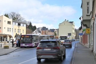 Ortsdurchfahrt Kirchberg nach Ostern gesperrt: Das kommt auf Autofahrer und Anlieger zu - Die Auerbacher Straße in Kirchberg wird zwischen Brühl-Kreuzung und Gartenstraße wegen Bauarbeiten mehr als ein halbes Jahr gesperrt. Das sorgt für erhebliche Verkehrsprobleme.