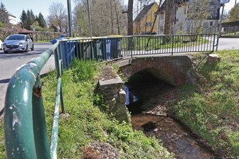 Ortsdurchfahrt Langenbernsdorf vier Monate dicht: Zeumerbrücke wird abgerissen - Diese Brücke, die die Ortsdurchfahrt und die Obere Bachstraße verbindet, erhält einen Neubau.