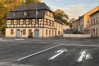 Ortsdurchfahrt Oelsnitz ab Mittwoch wieder frei - In Oelsnitz wurde beim Straßenbau die Kreuzung Heppeplatz am Zoephelschen Haus neu markiert.