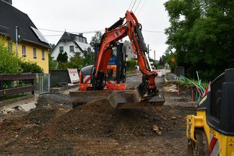 Ortsdurchfahrt Wiederau: Die Baustelle geht nun doch in den zweiten Winter - Die Chemnitzer Verkehrsbau GmbH arbeitet derzeit auf dem zweiten Teilstück in Wiederau.