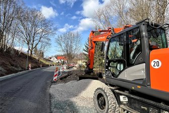 Ortsdurchfahrt Wolfersgrün wieder gesperrt: Bauarbeiten an Kreisstraße gehen weiter - Die Ortsdurchfahrt Wolfersgrün ist wieder Baustelle. Bis Ende April sollen die Arbeiten an der Kreisstraße dauern.