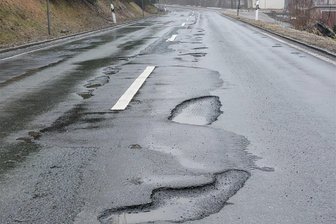 Ortsdurchfahrt Zwota: Wann in diesem Jahr auf der B 283 weitergebaut wird, ist noch offen - Der schlechte Zustand der B 283 in der Ortsdurchfahrt Zwota ist offensichtlich.
