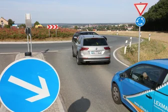 Ortsdurchfahrtstraße in Steinpleis gesperrt: Autofahrer müssen Umwege einplanen - Die offizielle Umleitung läuft über den Kreisverkehr der B 175 in der Werdauer Sorge.