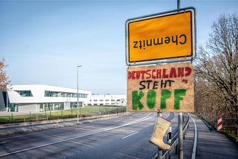Ortseingangsschilder in Chemnitz umgedreht: Was droht den Verursachern? - Auch an der Kalkstraße hatten Unbekannte das Ortseingangsschild umgedreht. Darunter baumelte ein Gummistiefel.