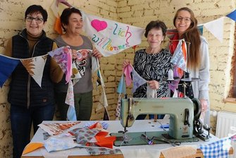 Ortsjubiläum naht: Frauenquartett fertigt bunte Wimpelketten fürs ganze Dorf - Uta Süßengut, Silvia Fischer, Sabine Müller und Kerstin Pretscher (von links) haben all die bunten Wimpelketten für ihren Ort gefertigt.
