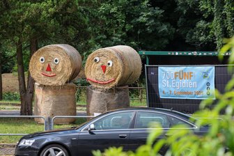 Ortsjubiläum St. Egidien: Warum die Puppen noch nackt sind - Sie schauen freundlich in die Gegend, sind aber noch nicht eingekleidet: Die Strohballen-Puppen in St. Egidien.