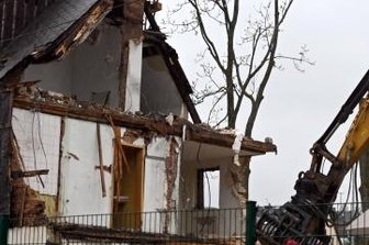 "Ortslistennummer 40" bald verschwunden - Das Haus kurz vor dem Abriss. Die Asbestschiefer wurden vorab gesondert entsorgt.