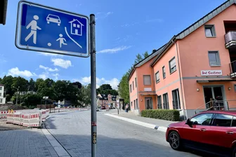 Ortstermin nach Knöllchenärger: So will Zwickau die Situation am Planitzer Markt entschärfen - Auf die verkehrsberuhigte Zone am Planitzer Markt soll ein zusätzliches Schild hinweisen.