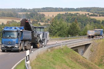 Ortsumfahrung Flöha: Ab wann ist die B 173 n wieder frei? - Auf der B 173 n hatten die Baufahrzeuge am 26. August begonnen, den Fahrbahnbelag abzufräsen.