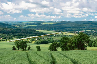 Links Falkenau, rechts Flöha, in der Mitte eine große Brücke: Etwa so könnte es aussehen, wenn der zweite Streckenabschnitt der Ortsumfahrung der Bundesstraße 173 gebaut wird. Die Bauart der Brücke wurde in dieser Montage einer Visualisierung des Sächsischen Verkehrsministeriums nachempfunden.
