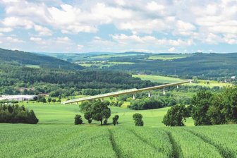 Ortsumfahrung Flöha: Wird nach dem Gerichtsurteil jetzt neu geplant? - Eine Animation zeigt die geplante Talbrücke der Ortsumfahrung über das Flöhatal.