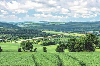 Ortsumfahrung Flöha: Zwei Klagen liegen vor - Eine Animation zeigt die geplante riesige Talbrücke der Ortsumfahrung über das Flöhatal nach Falkenau. Die Darstellung orientiert sich an einer Visualisierung des Sächsischen Verkehrsministeriums.
