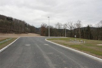 Ortsumgehung und Industriepark: Wie es mit geplanten Investitionen in und um Elsterberg weitergeht - Blick über das Industriegelände (ehemals Enka) in Richtung Ruppertsgrüner Grund. Bislang fand sich noch kein Investor, der sich ansiedelt.