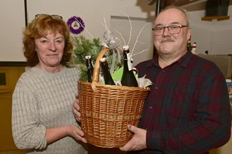 Ortsvorsteher im Vogtland nimmt nach 30 Jahren Abschied - Sylvia Reichardt dankt Steffen Sörgel mit einem Präsentkorb.