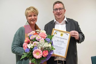 Ortsvorsteherin von Magwitz darf jetzt Ehen schließen - Romy Jasinski hat von OB Mario Horn die Bestellungsurkunde überreicht bekommen.