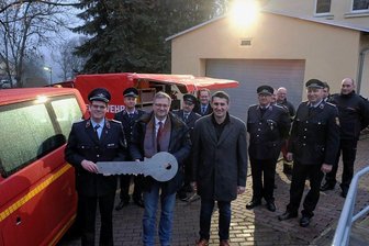 Ortswehr von Obermylau besser ausgestattet - Übergabe des neuen Tragkraftspritzenanhängers an der Feuerwache Obermylau. Im Bild vorn von links Ortswehrleiter Sven Wieland, OB Raphael Kürzinger und Henning Tunger, Chef des Spezialfahrzeugbaus Tunger.