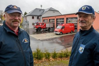 Ortswehren rücken näher zusammen - Zwei Freiwillige Feuerwehren, ein neues Gerätehaus: Falk Lenuweit (l.), Leiter der Schönfelder Wehr, und Jürgen Löwe, Leiter der Pfaffrodaer Wehr, arbeiten künftig noch enger zusammen. 