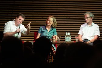 Oschmann vs. Kowalczuk im Chemnitzer „Weltecho“: Sind die Ossis selber schuld? - Ost-Debatte im „Weltecho“: Ilko-Sascha Kowalczuk (l.) und Dirk Oschmann diskutierten mit Moderatorin Bettina Baltschev.