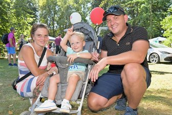 Oskar schwitzt und schwärmt: 13. Zwikkifaxx begeistert kleine Westsachsen - Kristin Schulze und Francesco Haustein hatten alle Mühe, ihren Sohn Oskar wieder aus der Hüpfburg zu bekommen.