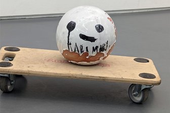 Osmar Osten und Katja Schwalenberg mit Spottkunst und Zeichnungen in Zwickau - Osmar Ostens Werk prägt die Kunstgattung der Spottkunst. So stilisiert er den Marxkopf.