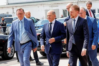 Ost-Gipfel in Chemnitz: Kanzler Scholz kündigt Hilfe für Solarindustrie an - Bundeskanzler Olaf Scholz (vorn 2. v.l.) auf dem Weg zur Ost- Ministerpräsidentenkonferenz im Veranstaltungszentrum Kraftverkehr in Chemnitz mit Sachsens Ministerpräsident Michael Kretschmer (CDU, 3. v.l.) und Amtskollegen aus Thüringen, Sachsen-Anhalt und Mecklenburg-Vorpommern.