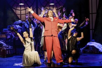 Ost-Klassiker „Mein Freund Bunbury“ als Volltreffer des erzgebirgischen Theaters - Richard Glöckner als Algernon Moncrieff in „Mein Freund Bunbury“.