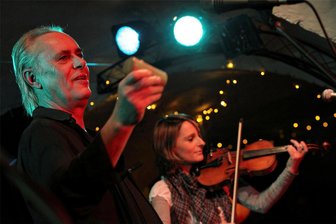 Ost-Kultbands auf Tour: „Sachsendreier“ sagt Auftritt im Erzgebirge ab – Das ist der Grund - „Sachsendreier“-Erfinder: Lift-Sänger Werther Lohse bei einem Konzert im Jahr 2017. Mit im Bild: Yvonne Fechner (Violine).
