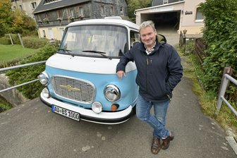 Ostalgie auf Rädern: Wie die DDR auf den Straßen im Erzgebirge überlebt - Sören Schmeuser fährt einen B 1000, den er mühevoll restauriert hat.