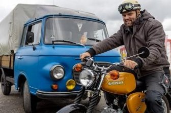 Ostalgiefahrzeuge am Landhaus - Tim Zitzkat zeigt einige der Modelle.