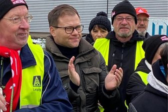Ostbeauftragter der Bundesregierung: Tariflose Zeit in Ostdeutschland muss ein Ende haben - Der Ostbeauftragte der Bundesregierung, Carsten Schneider, beim Streik der SRW-Mitarbeiter am Dienstag in Espenhain.