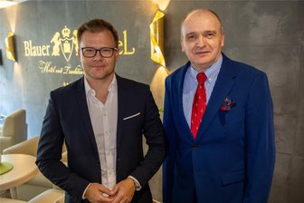 Ostbeauftragter gibt im Erzgebirge den Politikerklärer: Das war größter Erfolg und Fehler der Regierung - Günther Bessinger (r.), Geschäftsführer von MN Maschinenbau Niederwürschnitz, hatte den Ostbeauftragten Carsten Schneider (l.) ins Erzgebirge eingeladen.