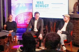Ostbeauftragter in Zwickau: Deprimierende Fakten und hoffnungsvolle Entwicklungen - Carsten Schneider diskutierte mit den Moderatoren Claudia Drescher-Kriegsmann und Matthias Bley sowie etwa 20 Gästen.