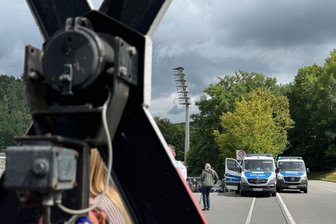 Ostderby zwischen Erzgebirge Aue und Hansa Rostock: Das gab es für die 430 Polizei-Kräfte zu tun - Die Polizei war rund um das Stadion in Aue mit einem Großaufgebot präsent.