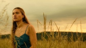 Marlene Burow als Maria in einer Szene des Films "Irgendwann werden wir uns alles erzählen". Der neue Film von Regisseurin E. Atef läuft im Wettbewerb der Berlinale.
