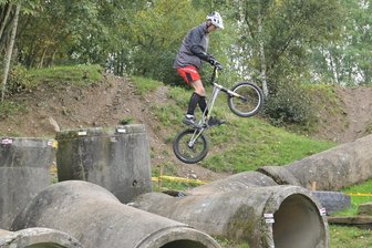 Ostdeutsche Meisterschaft im Fahrradtrial: Was den Sport so spektakulär macht - Nur zwei Fahrer mussten – oder durften – auf die Hindernisse mit den gelben Markierungen. Darunter Ben Roder, der hier spektakulär hinunterspringt.